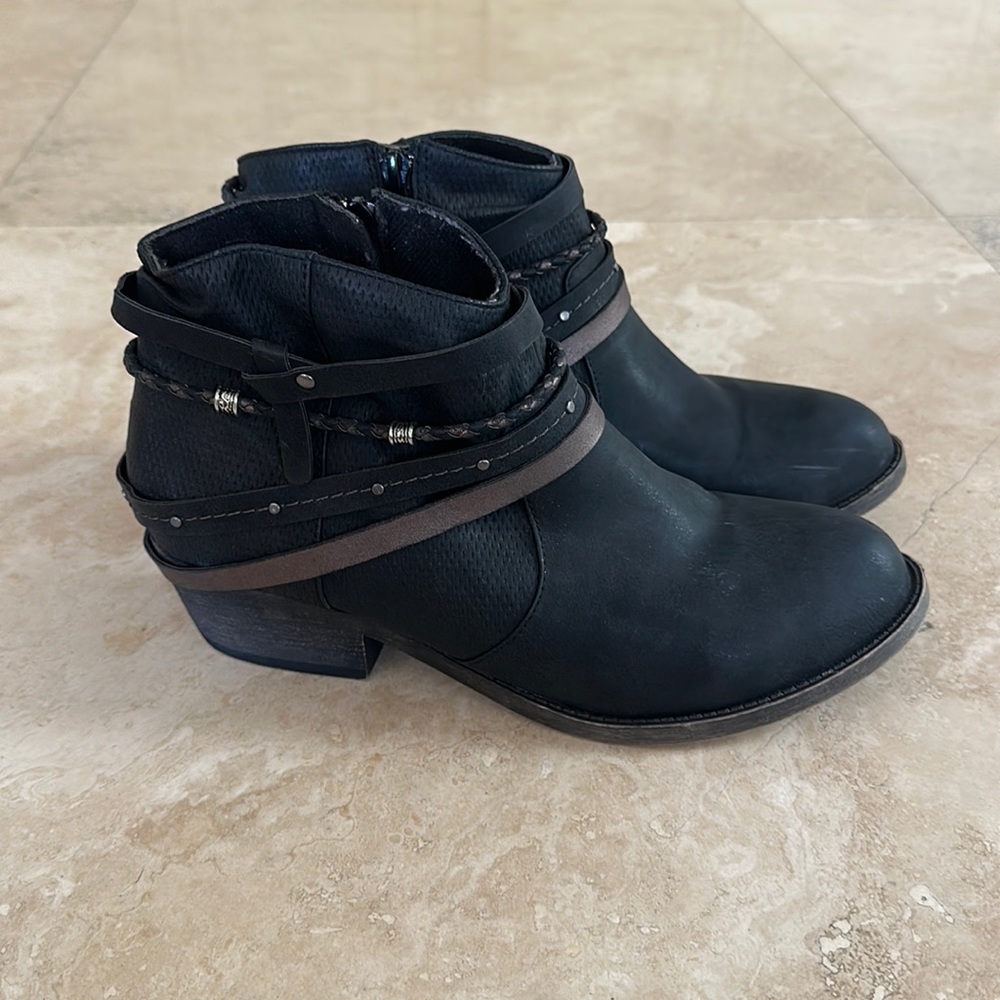 SO black mini heel boots